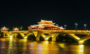 屹立在九龍江之上，漳州南山橋