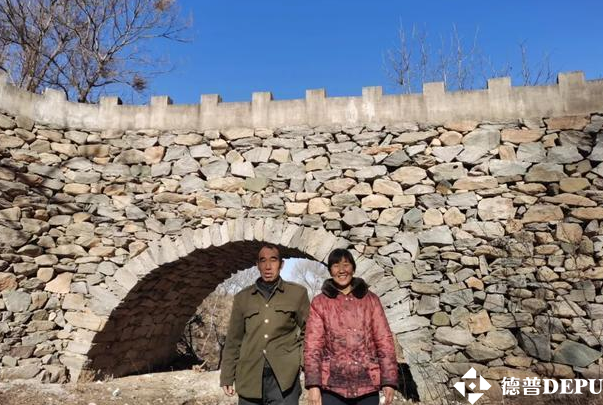 男子為妻子建了座石橋